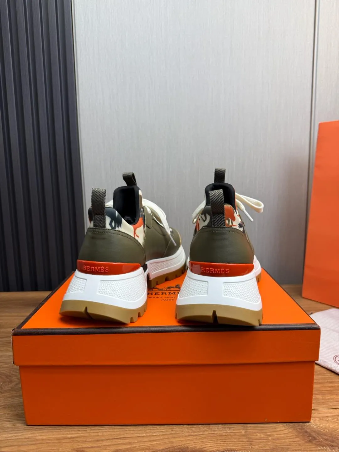 Men's men's shoes 💰780💰 HERMES/Hermès ** men's sports shoes The uppers are made of printed high-tech jersey fabric and calfskin sports shoes. The oversized sole features a geometric pattern and signature "H" detailing for an outdoor style. Black rubber sole, white rubber midsole, black and orange rubber inserts, tundra green lambskin insole, black high-tech canvas lining! Size: 39-40-41-42-43-44 (customized in 38.45)